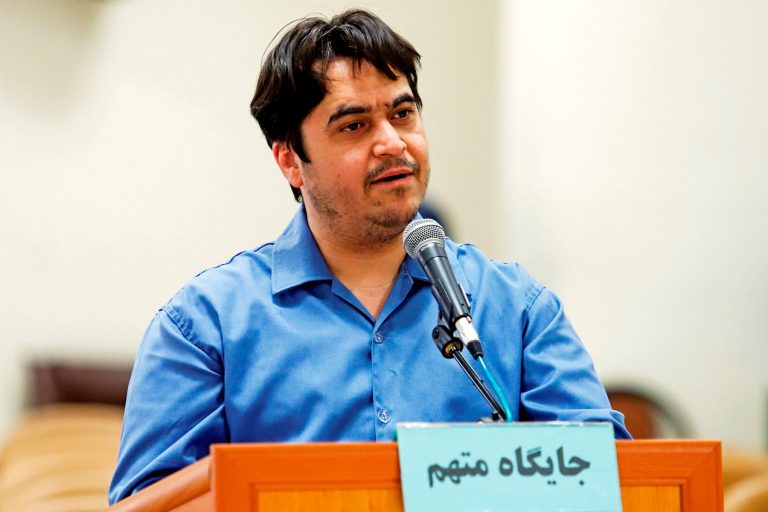 المحكمة العليا في إيران تؤيد حكما بإعدام صحفي مقيم بفرنسا اعتُقل العام الماضي
