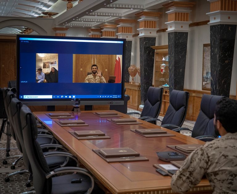 ناصر بن حمد يعرب عن تقديره للجهود البارزة التي قدمها الشاعر والأديب البحريني علي الشرقاوي