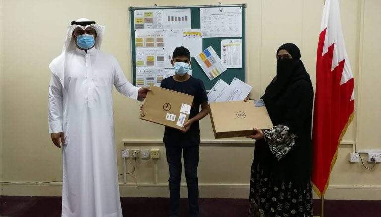 بالصور.. المدارس الحكومية تبدأ في توزيع الحواسيب المحمولة ضمن حملة «فينا خير»