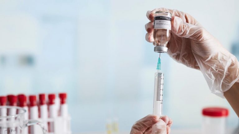 الكويت تستقبل 150 ألف جرعة من لقاح «كورونا».. ودبي تبدأ التطعيم اليوم