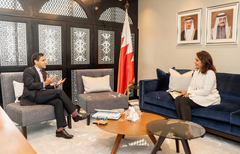الشيخة منيرة بنت خليفة تستقبل المبعوث السابق لرئيس وزراء المملكة المتحدة