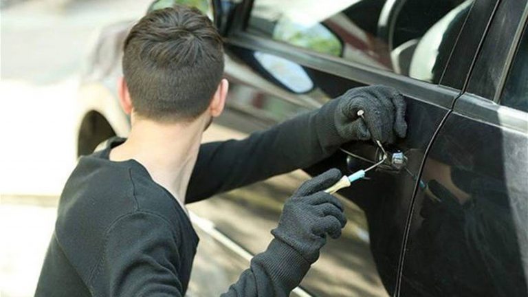 في أقل من 24 ساعة.. شرطة العاصمة تقبض على شخص لسرقته 830 دينارًا من إحدى السيارات بسترة