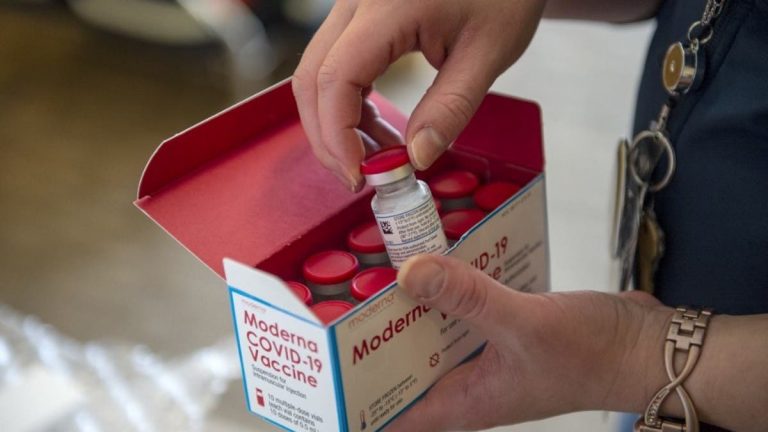 موديرنا تختبر جرعة لقاح كورونا تستهدف سلالة جنوب إفريقيا المتحورة
