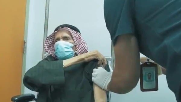 “انشرح صدري”.. شاهد ماذا قال مسن سعودي بعد تطعيمه