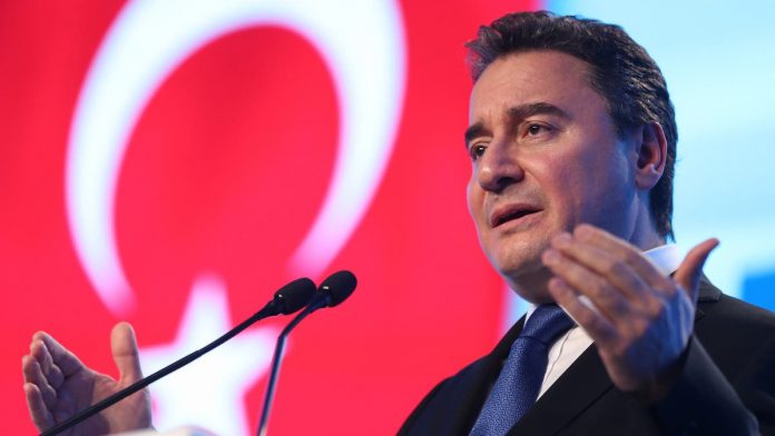 باباجان: حزب أردوغان يتحدث عن دستور للتهرب من الأزمات