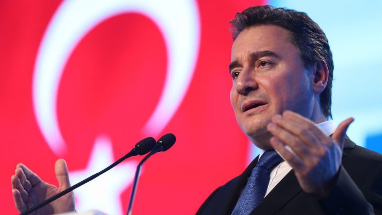 باباجان: حزب أردوغان يتحدث عن دستور للتهرب من الأزمات