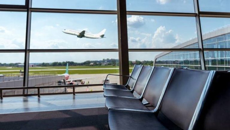 كورونا تهوي بعدد ركاب الطيران 70% وتهدد آفاق التعافي