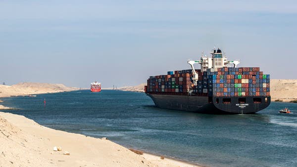 ماذا حصل بقناة السويس؟.. شاهد سفينة ضخمة تشل الحركة