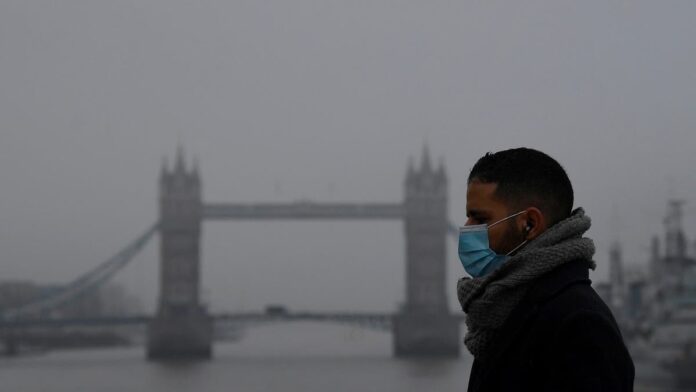 بريطانيا تبدأ أولى خطواتها نحو العودة للحياة الطبيعية