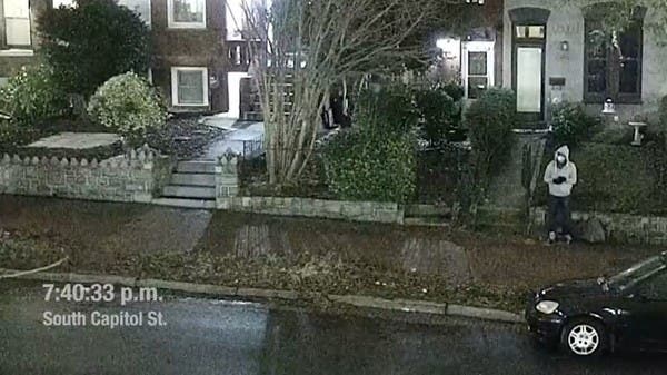 شاهد رجلاً يزرع قنابل قرب الكونغرس عشية الاقتحام