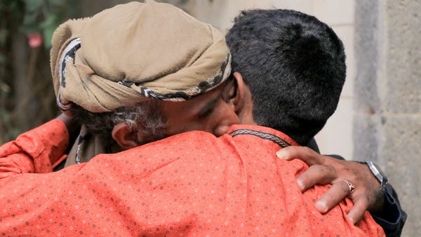 شاهد.. الجيش اليمني يسلم الصليب الأحمر 21 طفلاً كانوا يقاتلون بصفوف الحوثي