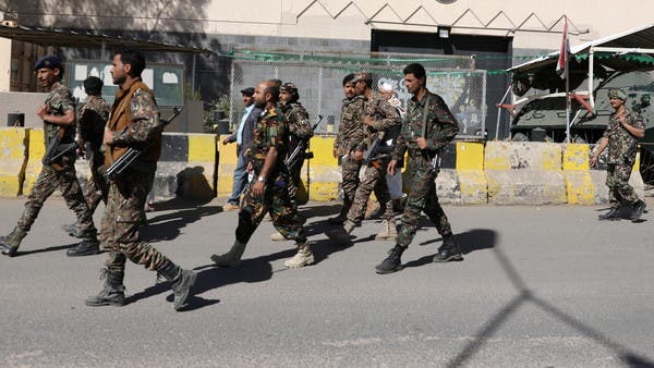 سفير بريطانيا في اليمن: إيران تدعم الحوثي بالسلاح والمال