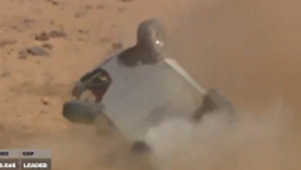 فيديو مروع.. سيارة تنقلب عدة مرات بمتسابقة في العلا