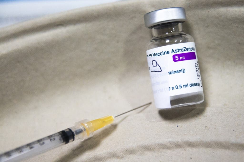 ضربات أسترازينيكا تتوالى.. 7 وفيات في بريطانيا