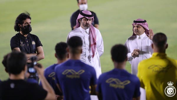 مسلي آل معمر يلتقي لاعبي النصر