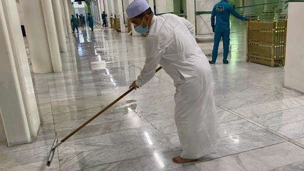 صورة لوزير ماليزي يشارك في “تنظيف” الحرم تلقى رواجاً