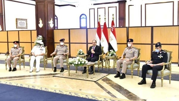 السيسي يلتقي قادة الجيش ويبحث معهم ملفات إقليمية ودولية