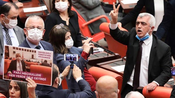 “حافي القدمين”.. تركيا تعتقل نائبا من منزله وابنه يعلق