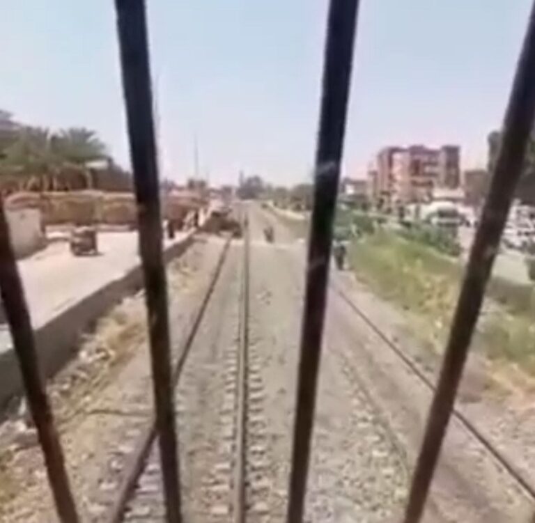 الواقعة تتكرر والوزارة تناشد.. سائق قطار مصري يمنع كارثة جديدة