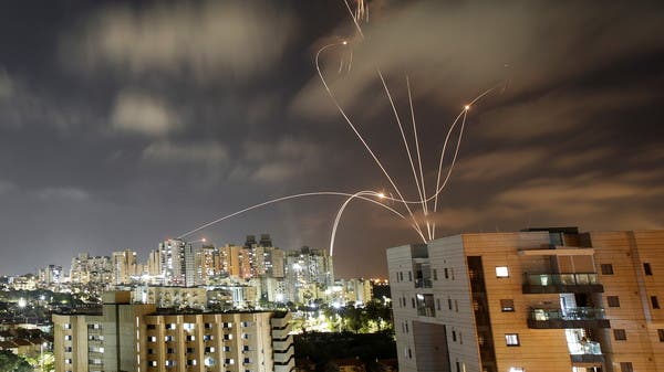 صافرات الإنذار تدوي.. أكثر من 100 صاروخ على عسقلان
