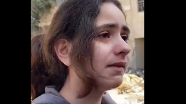 بالدموع.. فتاة فلسطينية تبكي غزة: نحن أطفال لماذا يقتلوننا؟