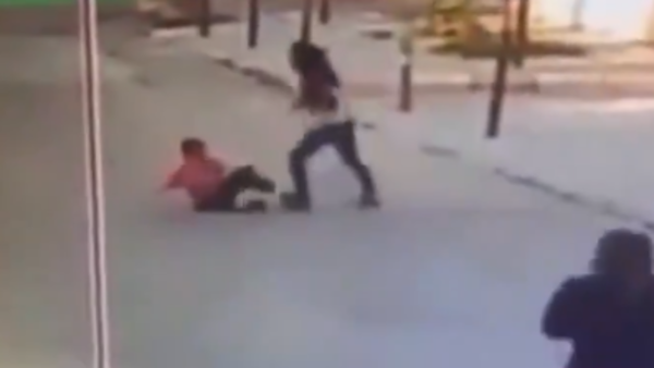 شاهد.. لبنانية تعتدي بوحشية على طفل سوري وتهدد بترحيله