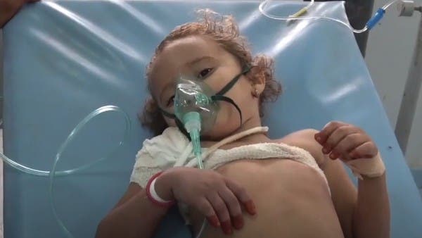 فيديو.. قناص حوثي يستهدف طفلة في الرابعة من عمرها