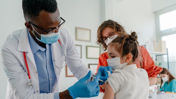 لماذا يجب تطعيم الأطفال بلقاح كورونا؟ إليك الإجابة