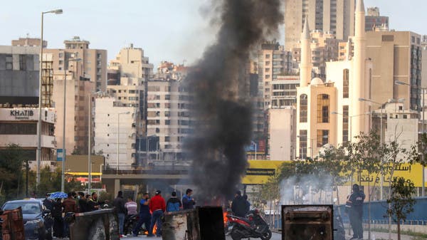 محتجون يهاجمون مبنى وزارة الاقتصاد ببيروت.. والأمن يتدخل